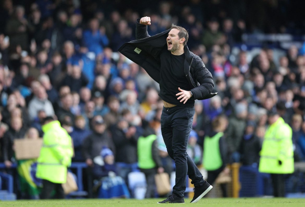 Everton contract talks ongoing with Warrington